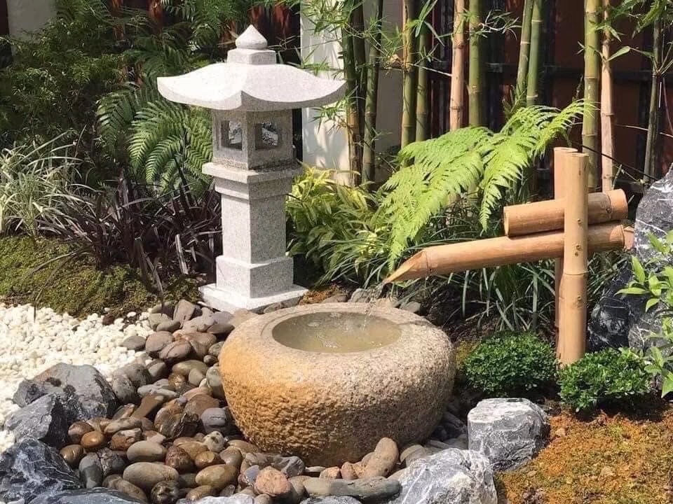 สวนญี่ปุ่นพร้อมโคมหิน อ่างน้ำหินแกรนิต และรางน้ำไม้ไผ่ ออกแบบโดย D.Garden Design
