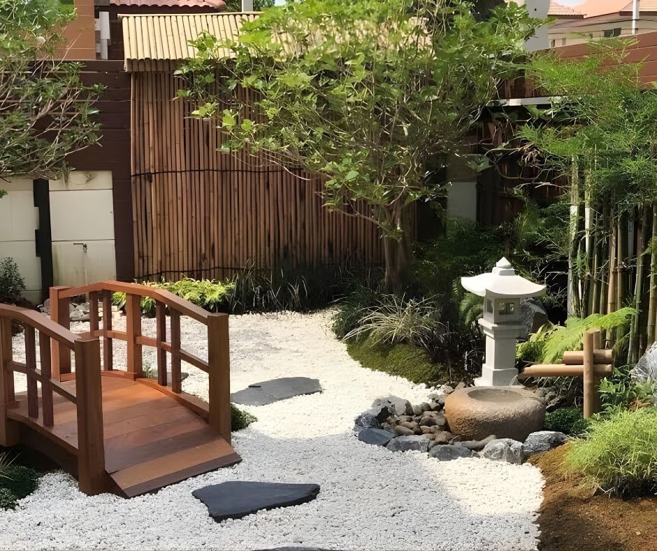สวนสไตล์ญี่ปุ่นพร้อมสะพานไม้ ลานกรวดขาว โคมหิน และรั้วไม้ไผ่ ออกแบบโดย D.Garden Design