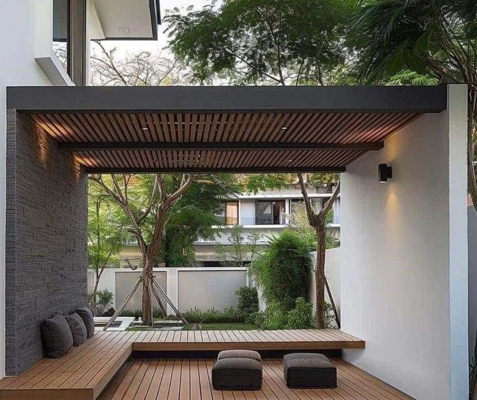 สวนสไตล์โมเดิร์นพร้อมระแนงไม้ ระเบียงไม้ และผนังหินสีเทา ออกแบบโดย D.Garden Design